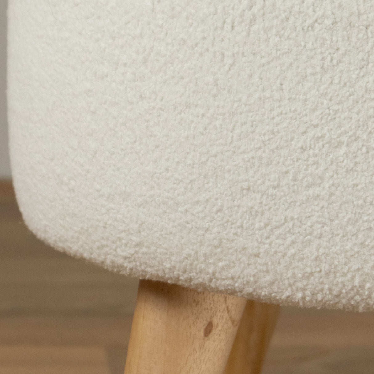 Sala Boom Ovejo Almendra y Blanco 170x72cm con Un Sofá Un Puff y Una Mesa de Centro