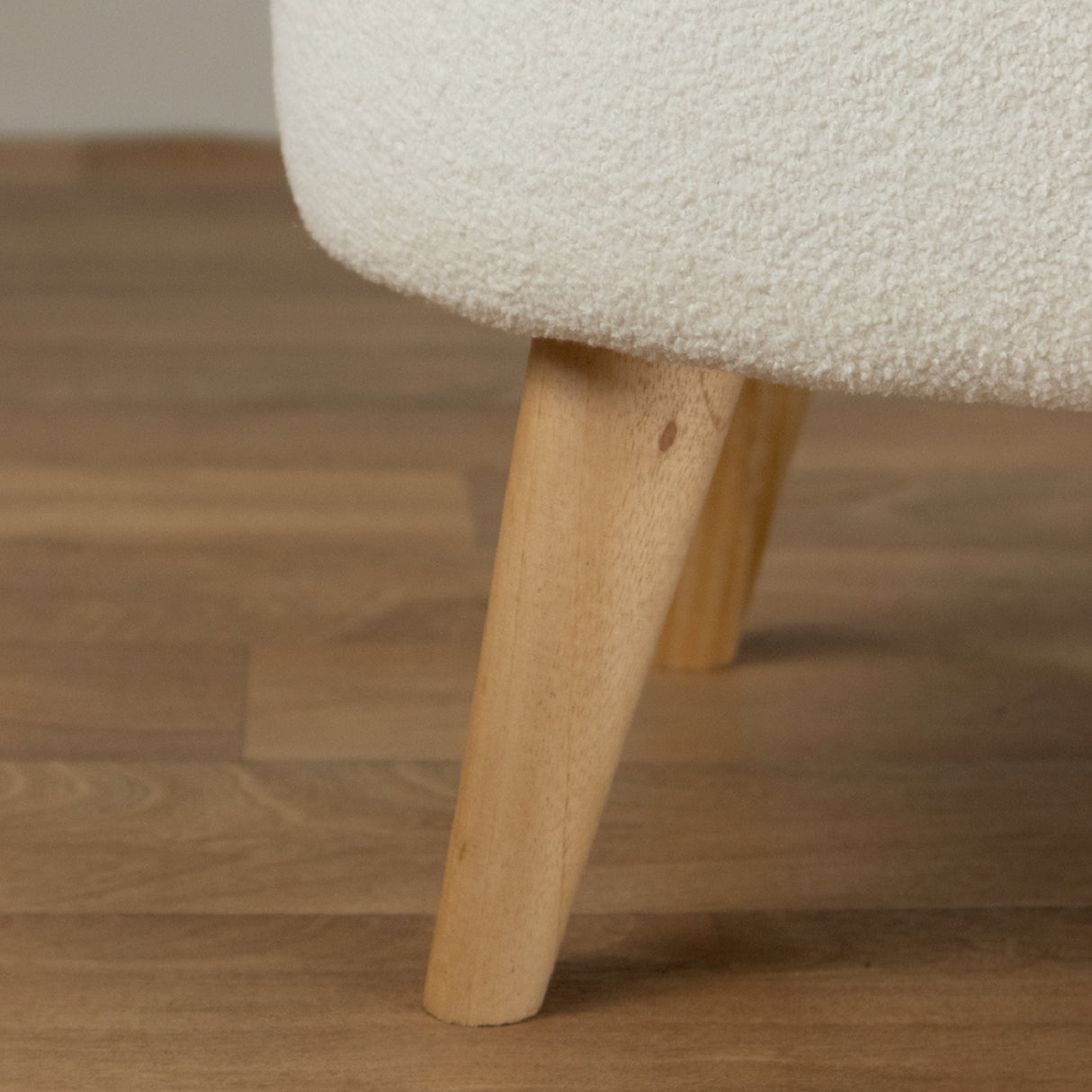 Sala Boom Ovejo Almendra y Blanco 170x72cm con Un Sofá Un Puff y Una Mesa de Centro