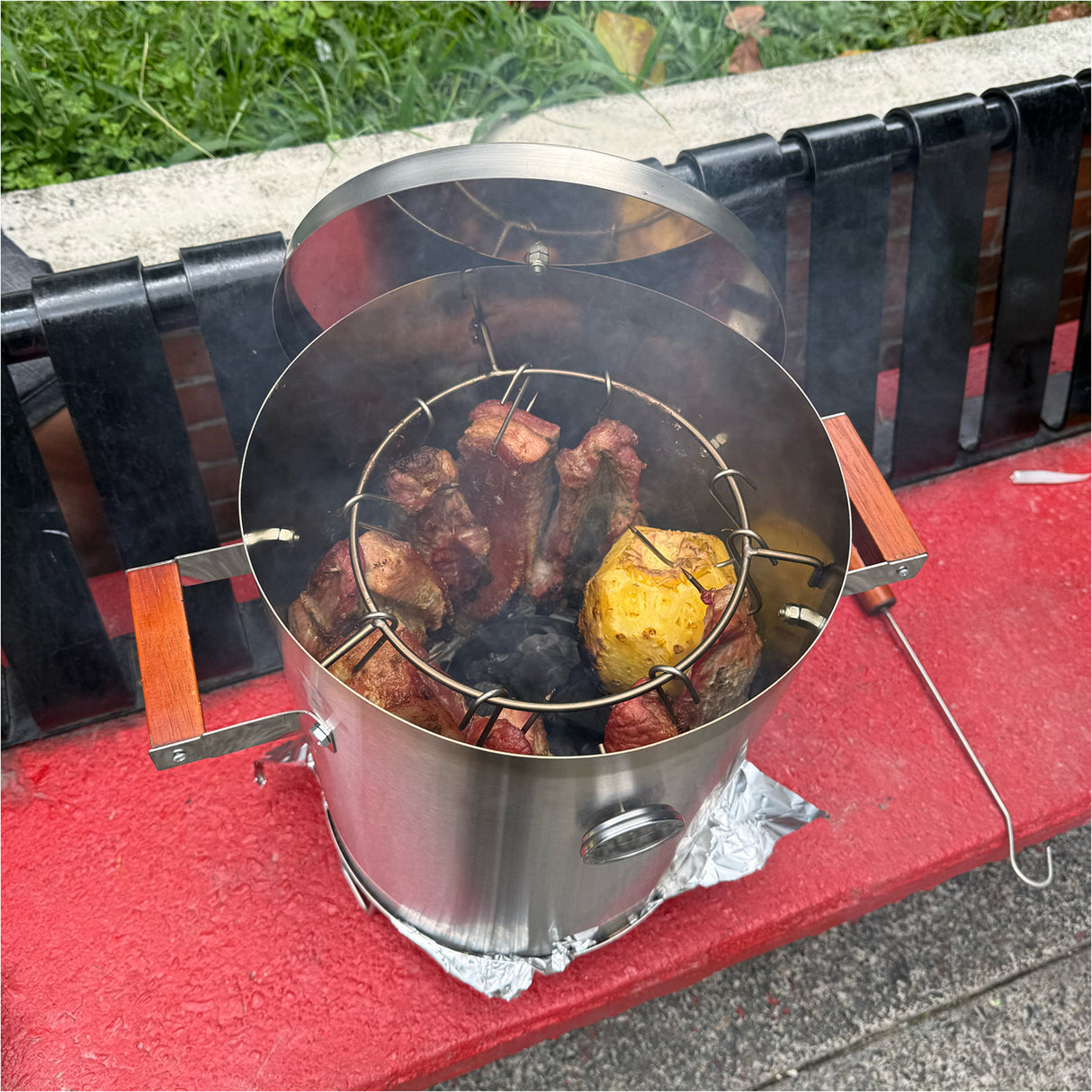 Barril Asador Mini Plateado 30x54cm de 8 Libras con Termómetro y Control de Ventilación