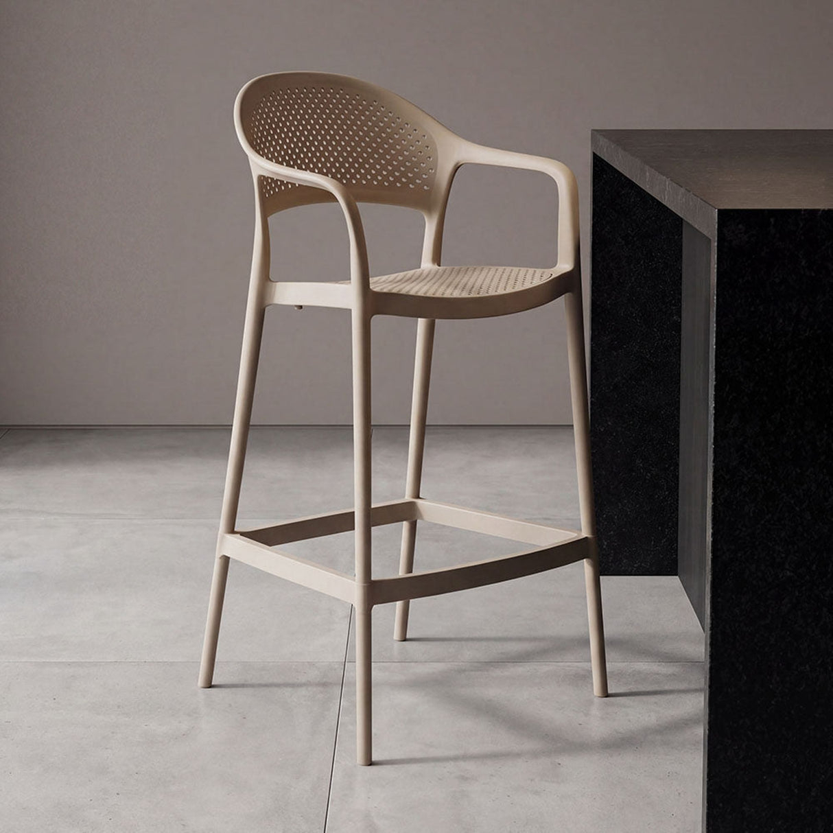 Silla Bar para Exteriores Curitiva Taupe 56x109cm con Espaldar y con Apoya Brazos
