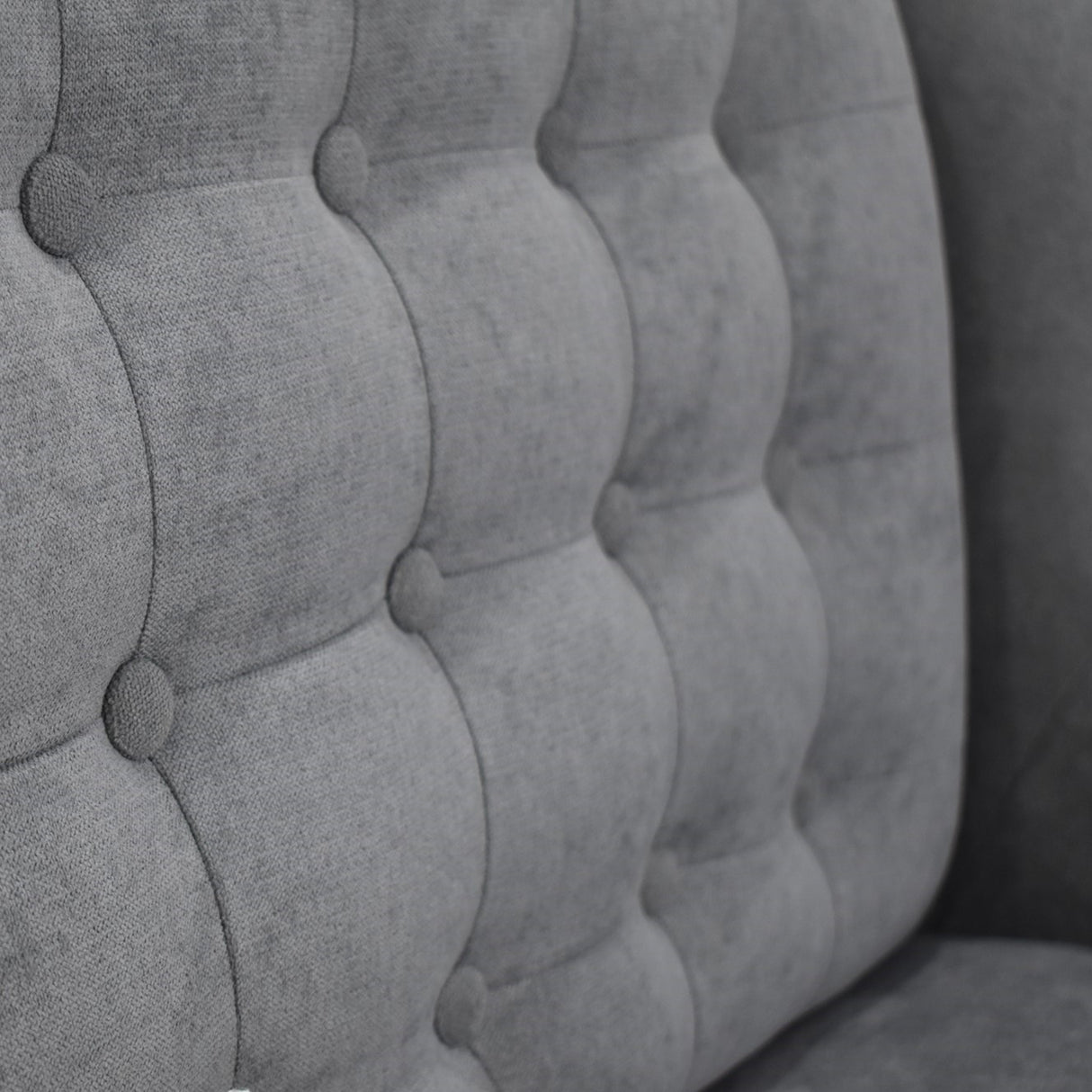 Sofá Marruecos Plata Dorsey y Matiz Natural 140x92cm de Dos Puestos con Apoya Brazos