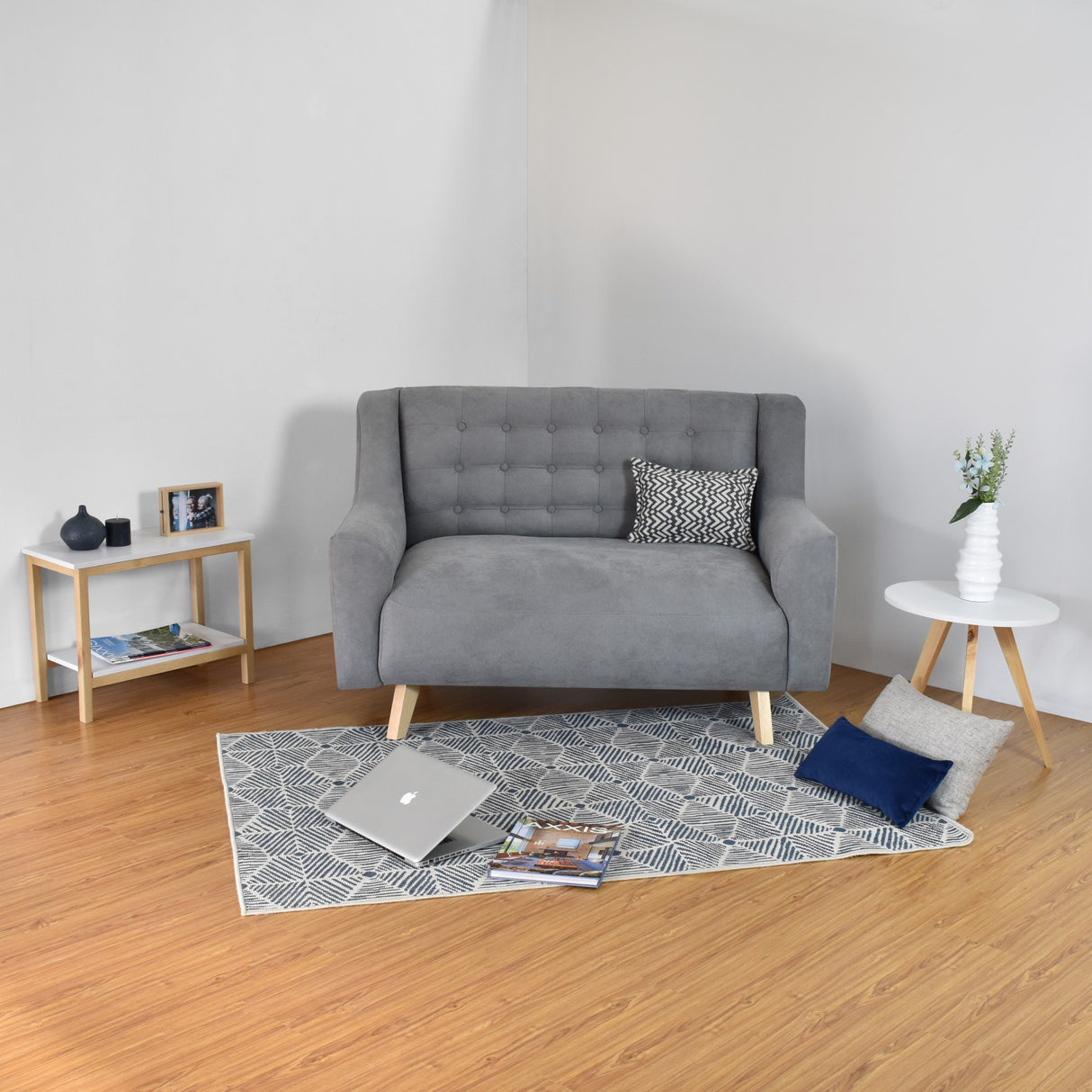 Sofá Marruecos Plata Dorsey y Matiz Natural 140x92cm de Dos Puestos con Apoya Brazos
