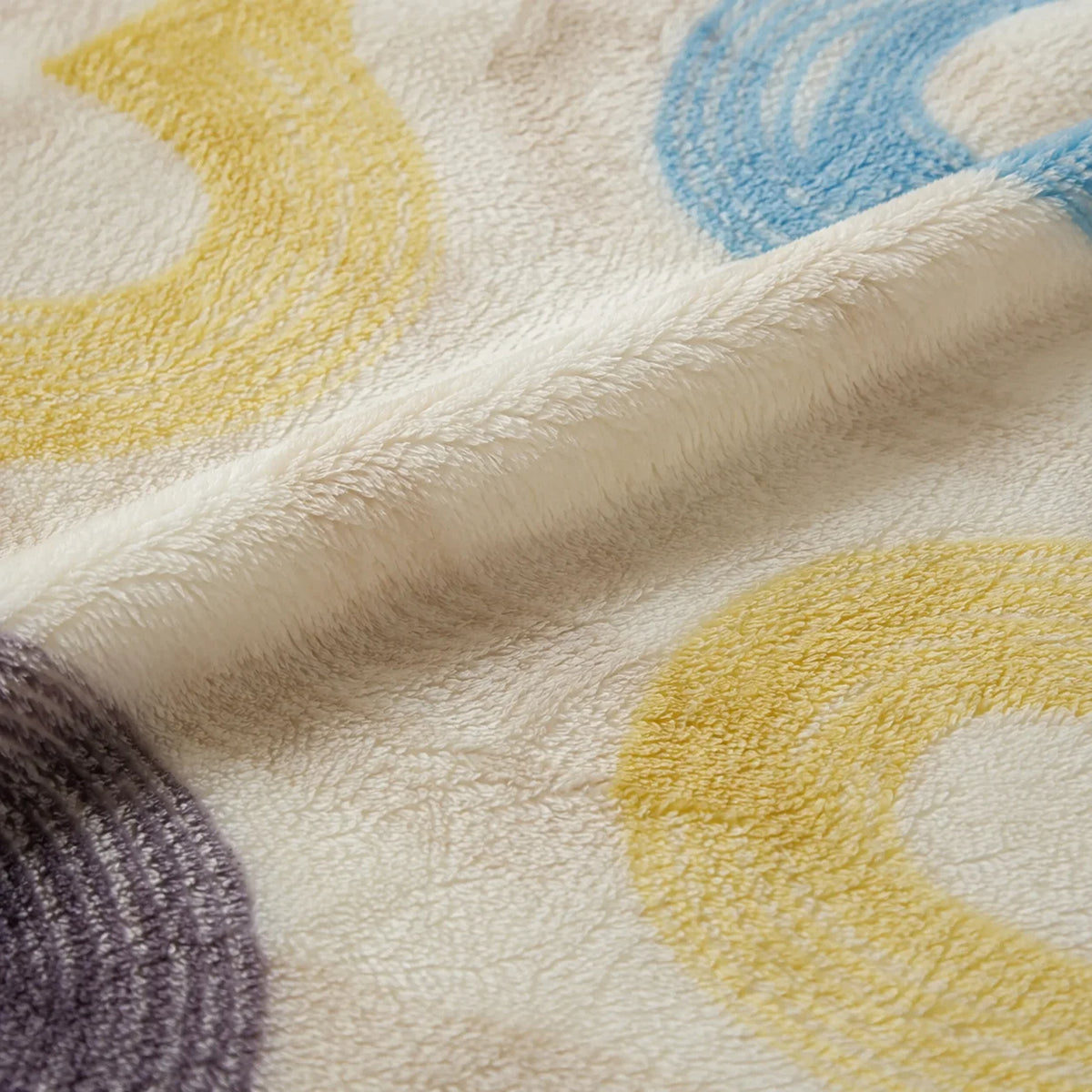 Cobija Piel de Durazno Órbita Estelar Beige Claro 180x200cm de Circulos Térmica