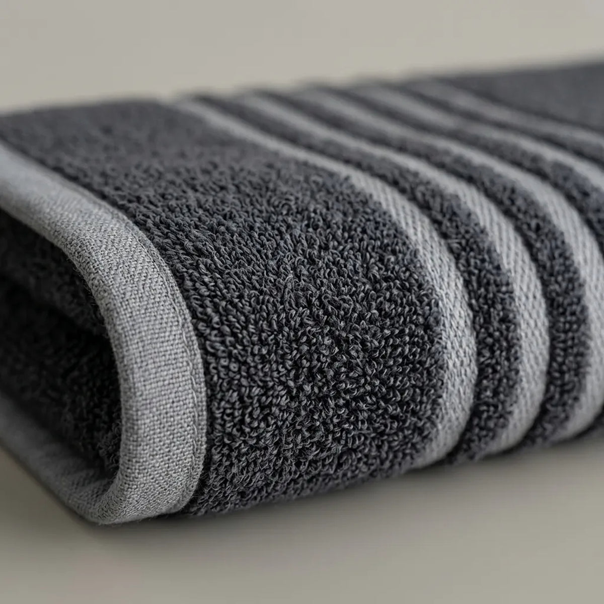 Toalla de cuerpo negra Mediterráneo 70x130 cm en algodón 550 g