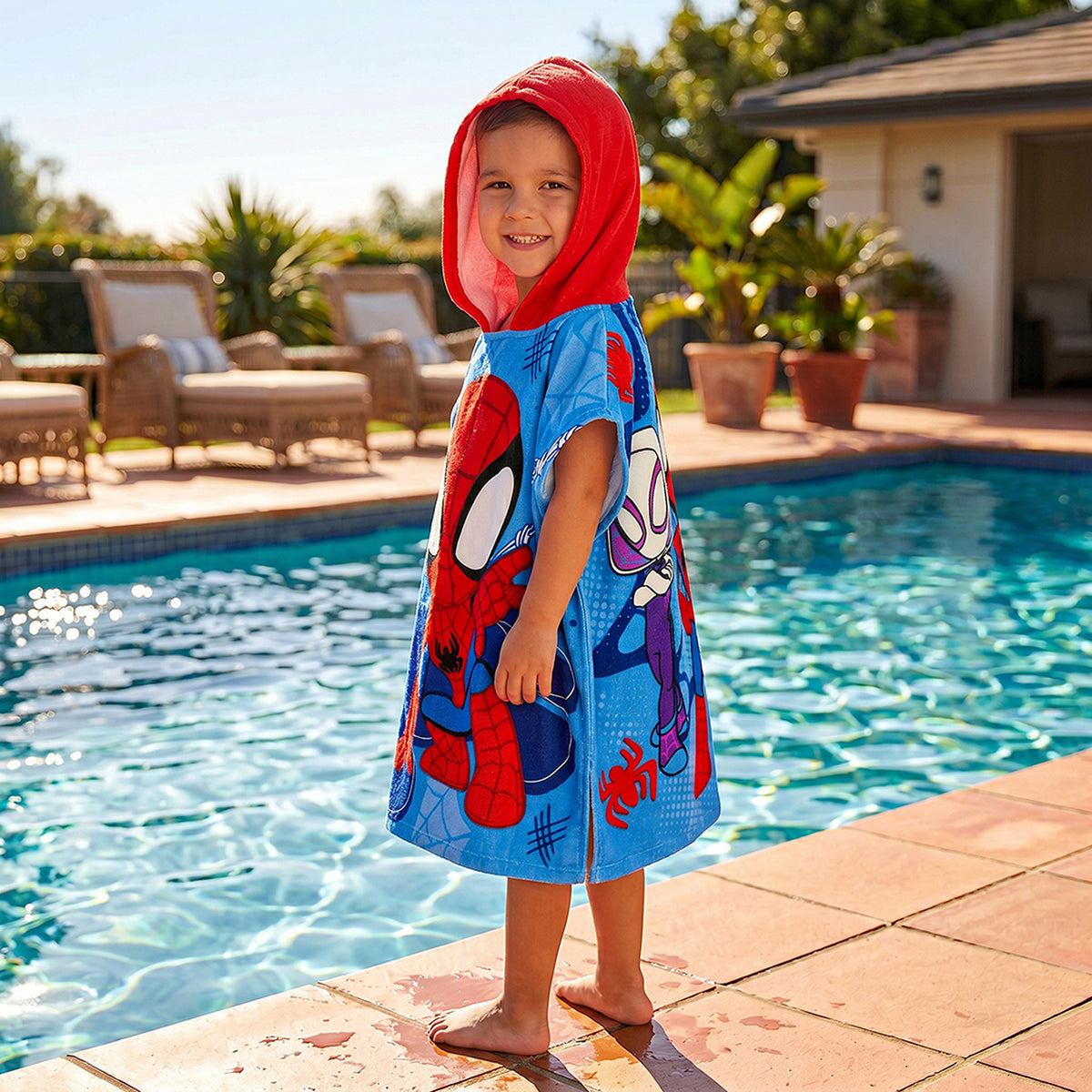 Toalla infantil con capucha azul Marvel 60x120 cm en algodón absorbente