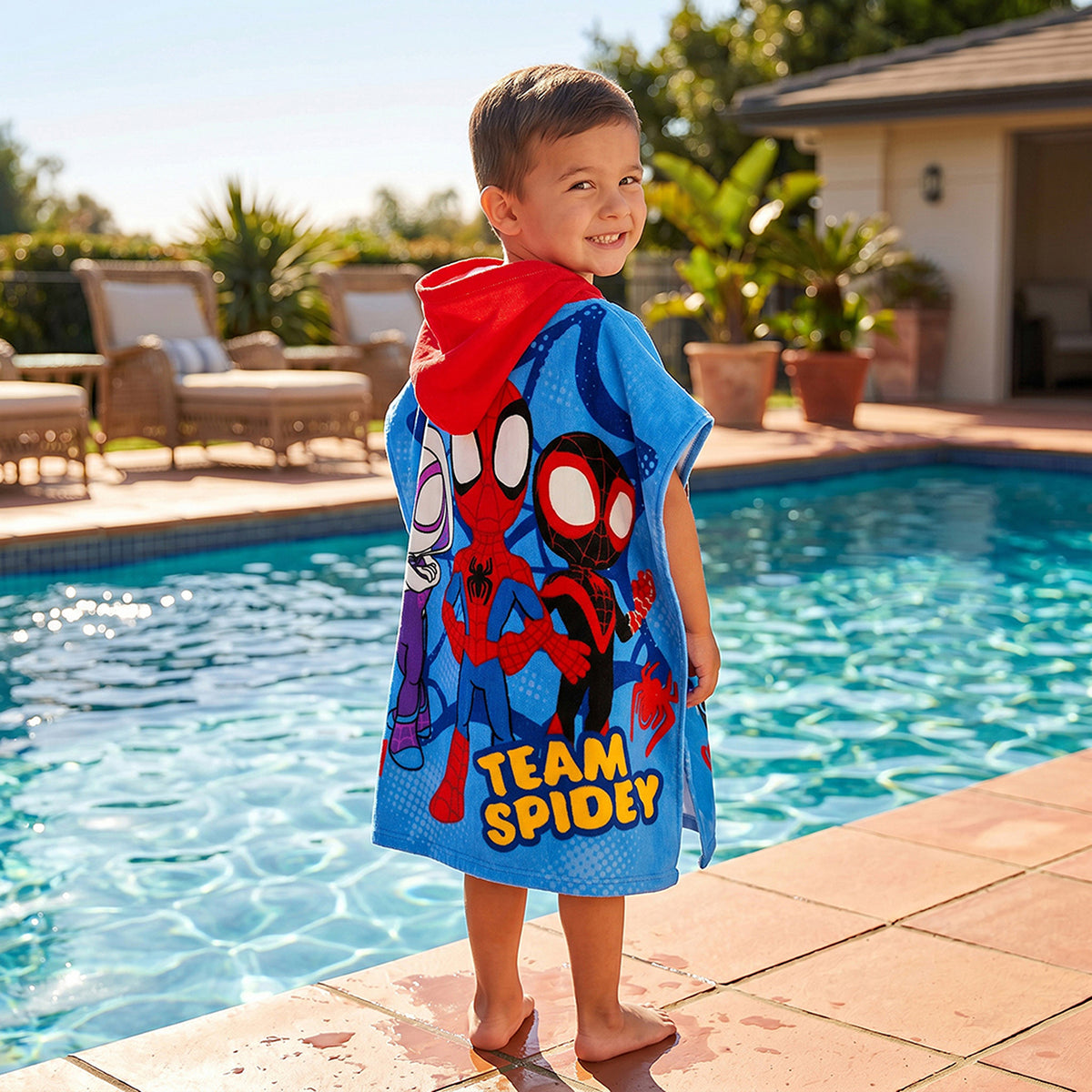 Toalla infantil con capucha azul Marvel 60x120 cm en algodón absorbente