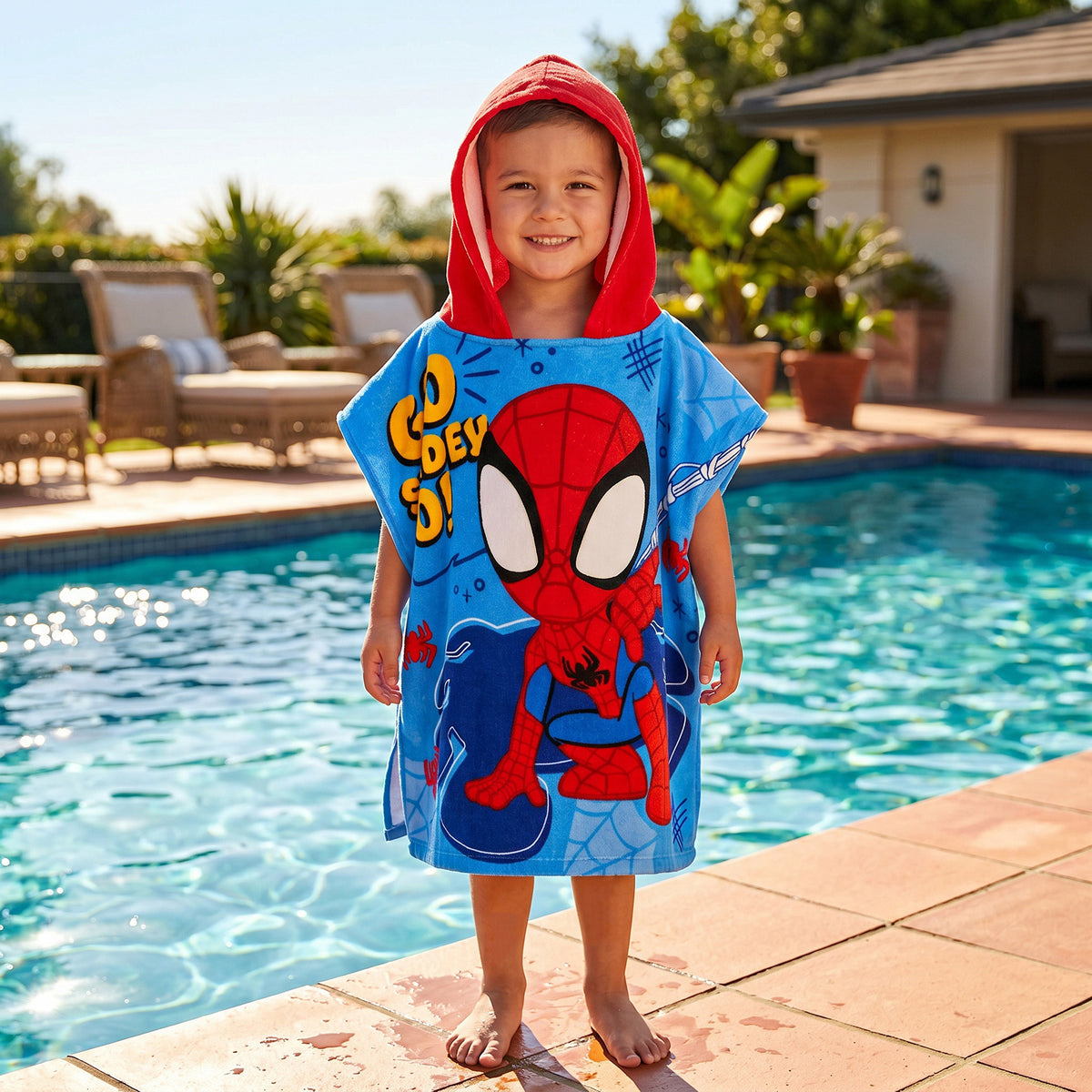 Toalla infantil con capucha azul Marvel 60x120 cm en algodón absorbente