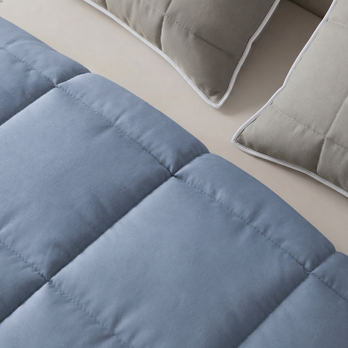Cubrelecho acolchado para cama doble faz gris y azul en microfibra 140x190 cm