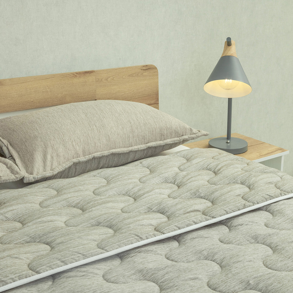 Cubrelecho acolchado gris Equilibrio queen 160x190 cm doble faz en microfibra