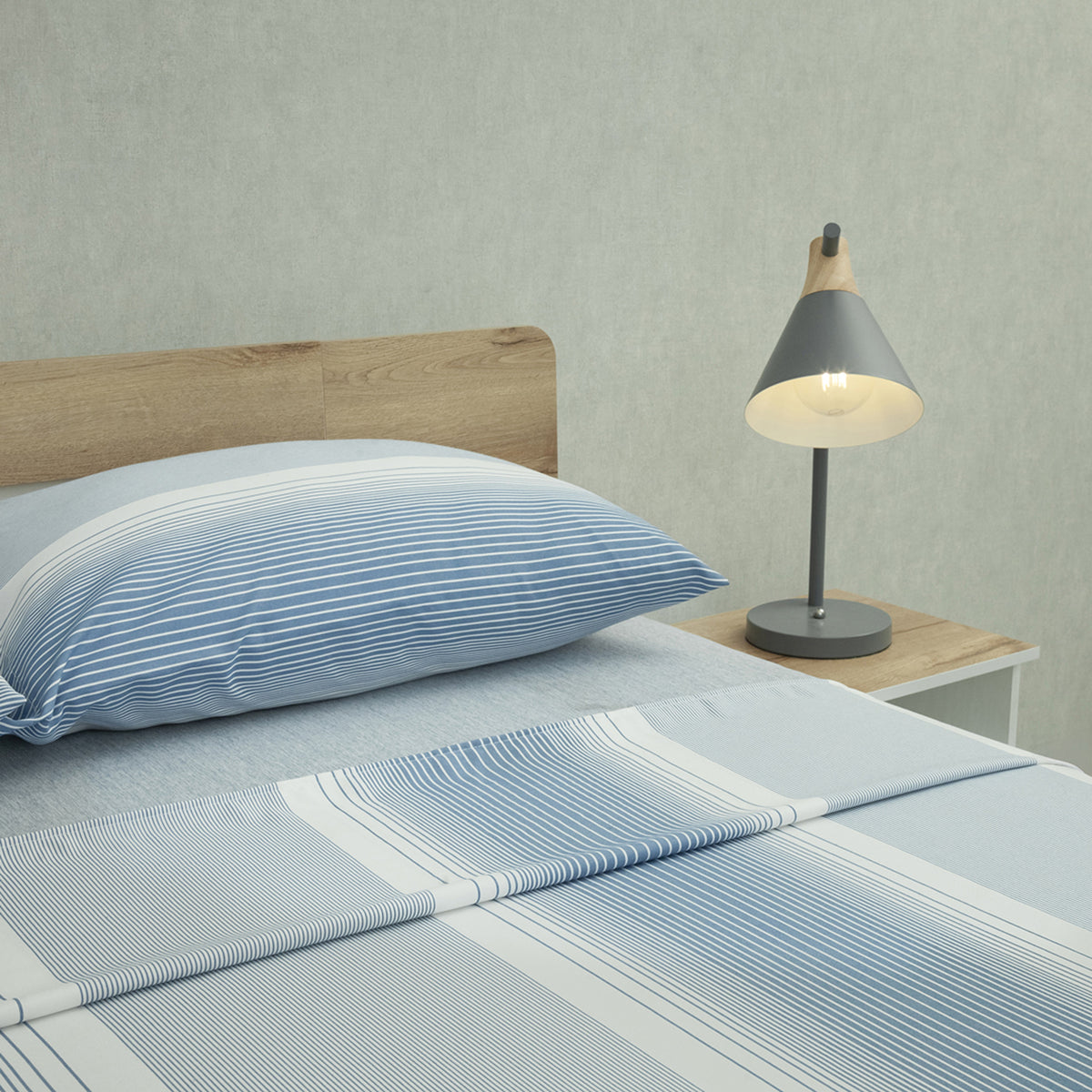 Sábana plana Equilibrio para cama doble azul celeste en microfibra suavizada 140x190 cm