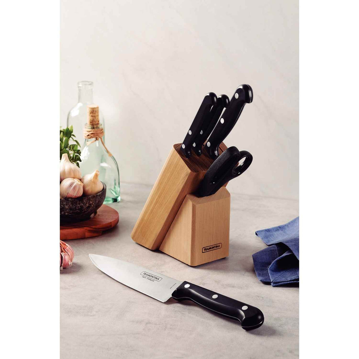 Juego de Cuchillos Ultracorte Negro 10 cm 4 Piezas con Láminas de Acero Inoxidable Mangos de Polipropileno negro soporte de madera y Tijeras - Utensilios y Accesorios | Bylmo