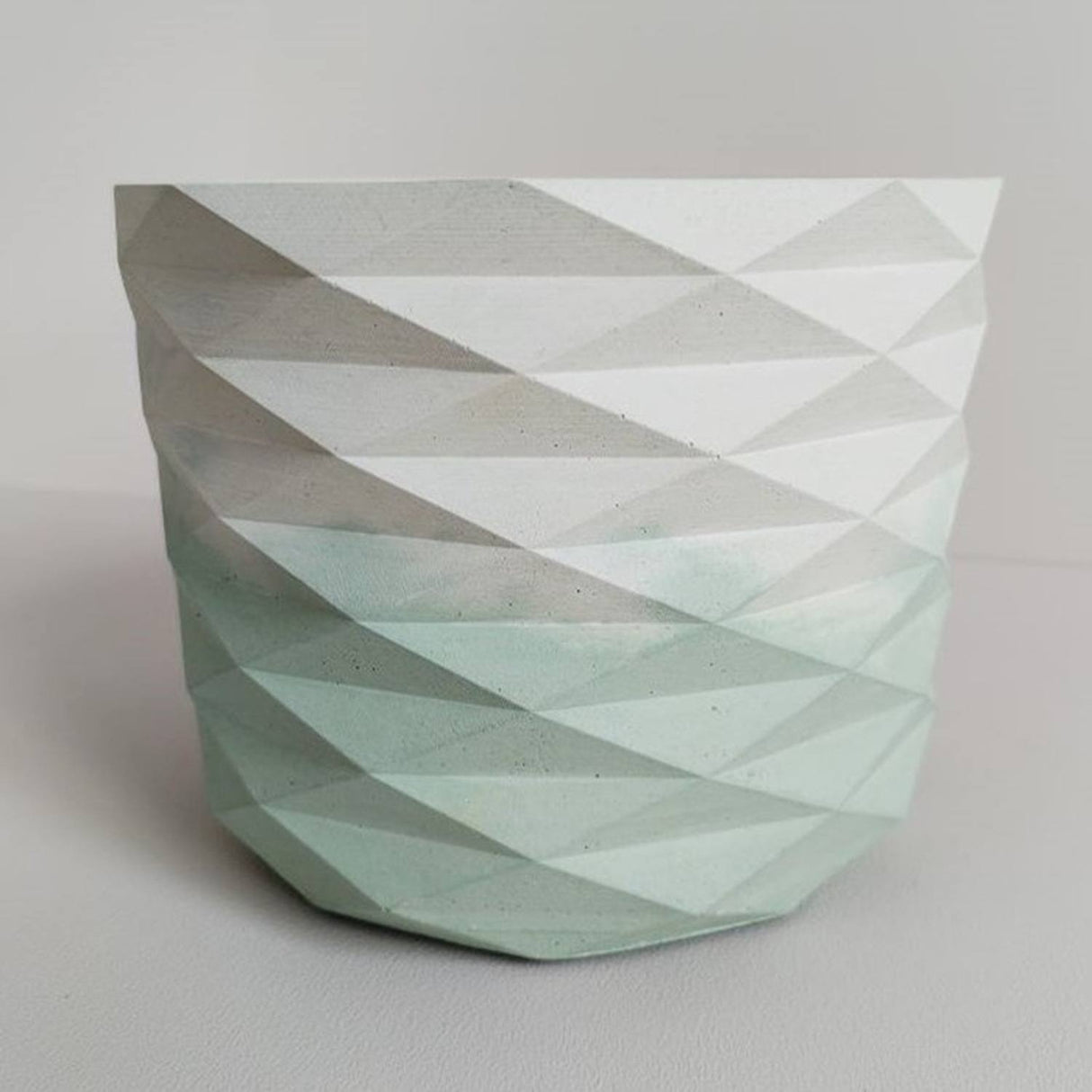 Matera de mesa Carlota Petty Blanco y Verde Menta 15x12.5cm de Cemento Circular de 2.2 Litros - Jardineria | Bylmo