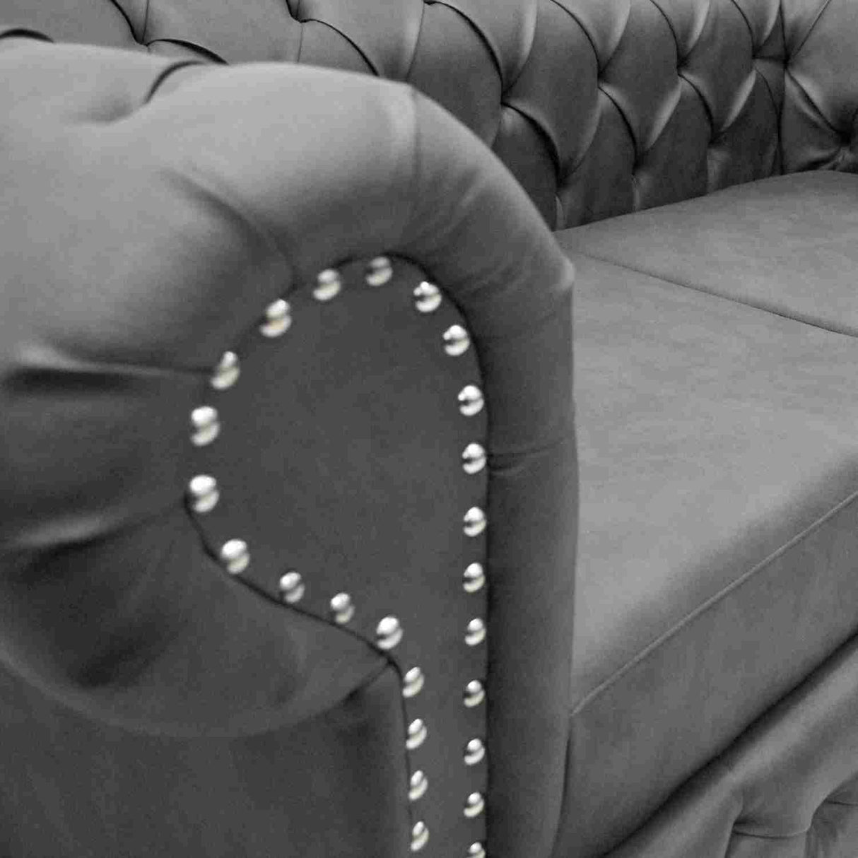 Sofá Chesterfield Cuero Gris 170x78cm De 2 Puestos con Apoya Brazos - Sofas y Poltronas | Bylmo