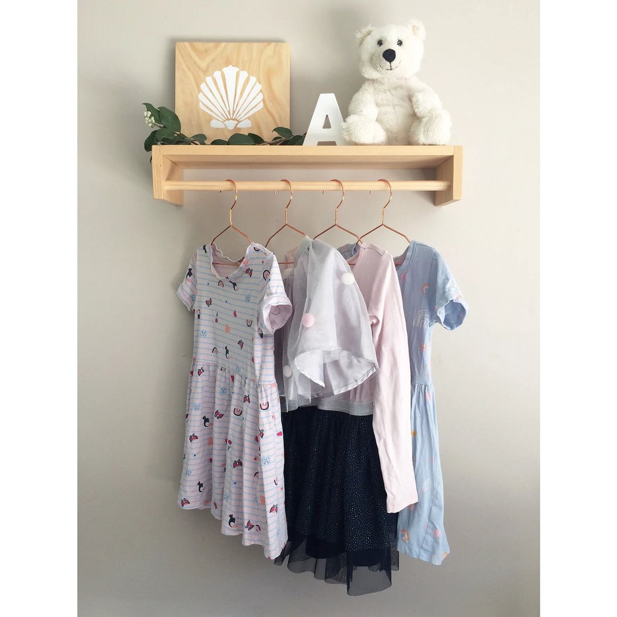 Repisa Pesaro de Pino 60x10 cm con Sistema de Fijación Invisible - Repisas y Percheros | Bylmo