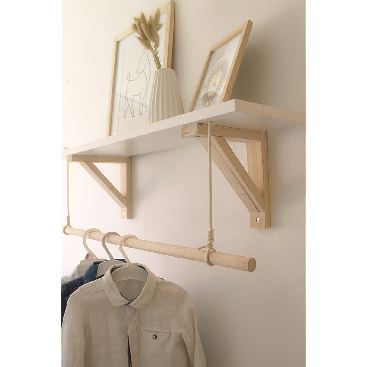 Repisa Celta con Colgador 60x26 Café Madera Pino Flotante Moderna - Repisas y Percheros | Bylmo