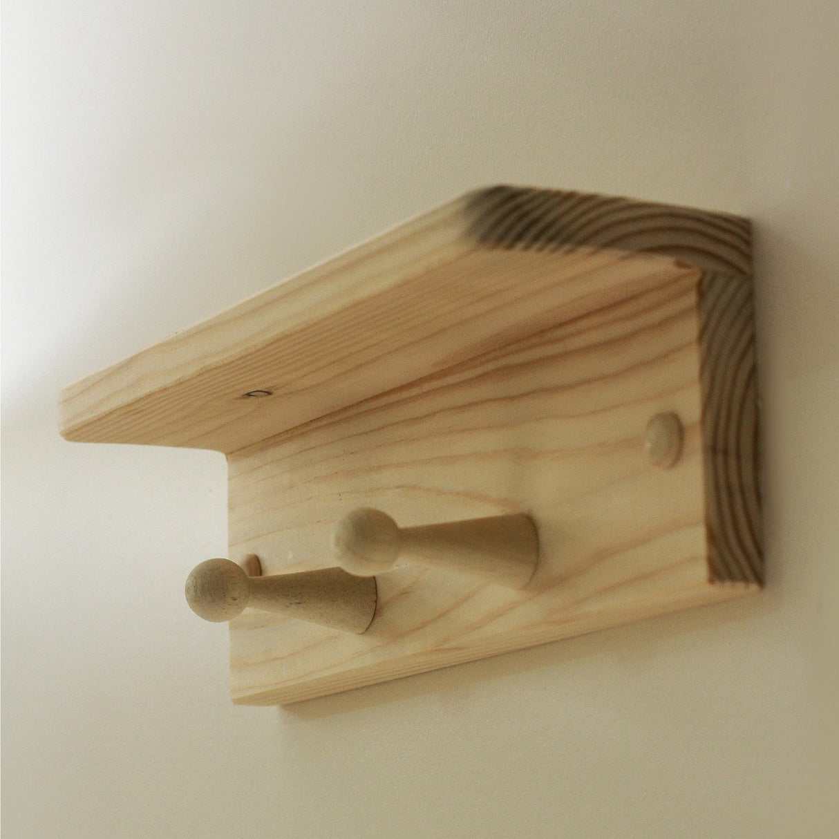 Repisa Perchero Rectangular Rústico Orden y Calidez en tus Espacios en Pino Natural 30 cm - Repisas y Percheros | Bylmo