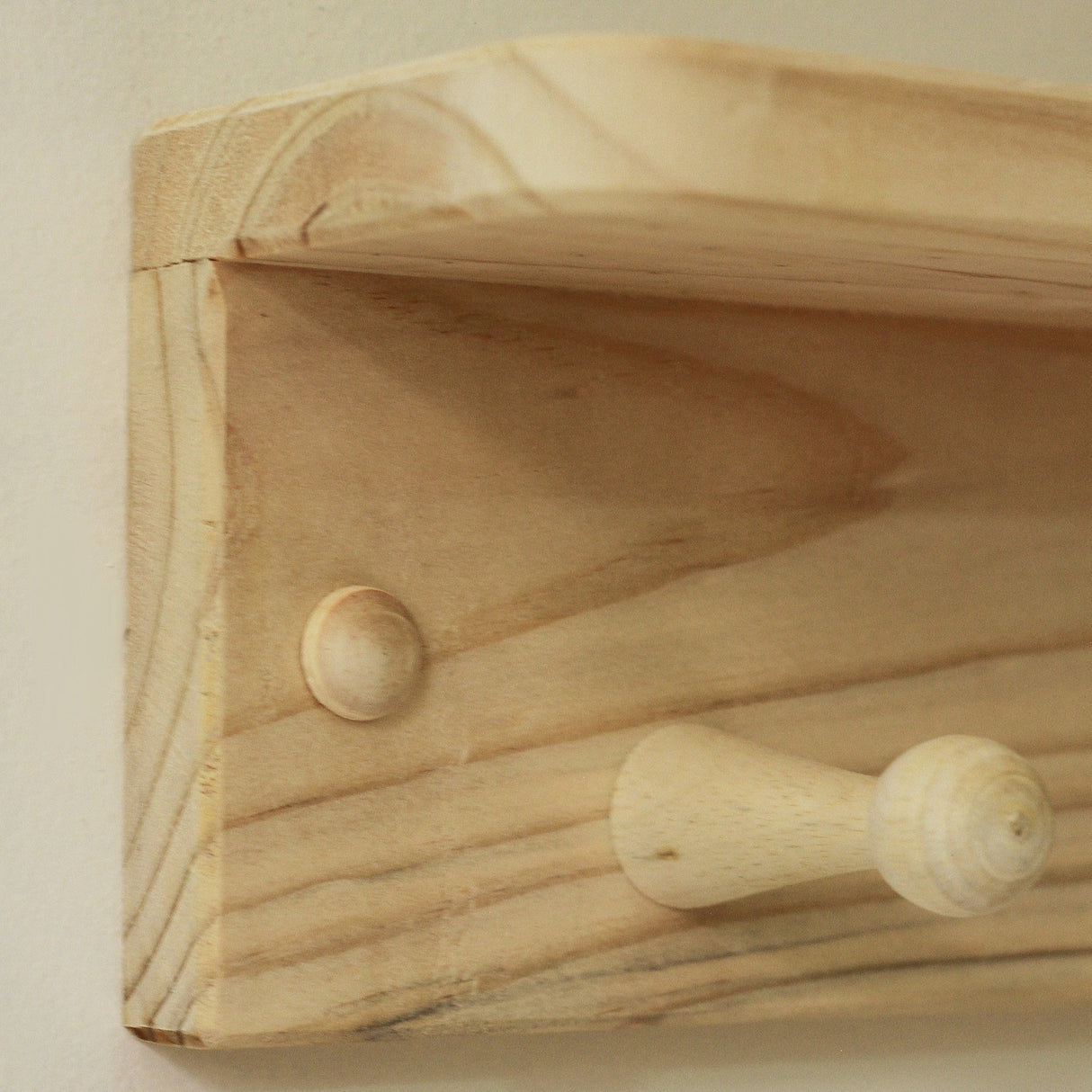 Repisa Perchero Rectangular Rústico Orden y Calidez en tus Espacios en Pino Natural 30 cm - Repisas y Percheros | Bylmo