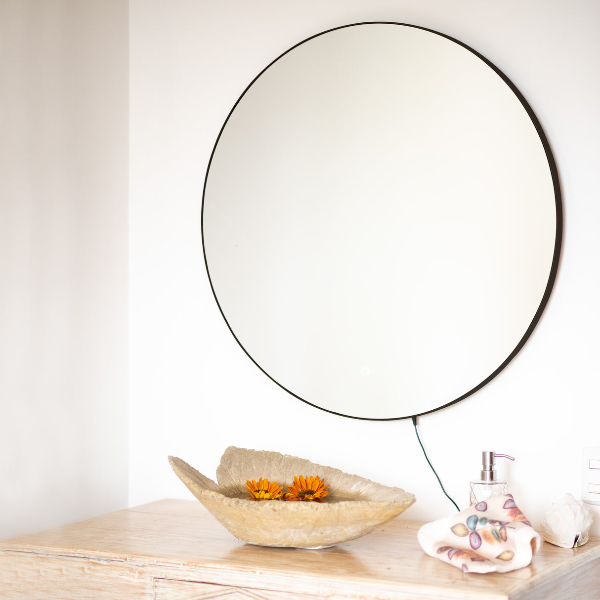 Espejo Visee Redondo Negro 60x60cm con Luz Led y Marco Metálico - Espejos Decorativos | Bylmo