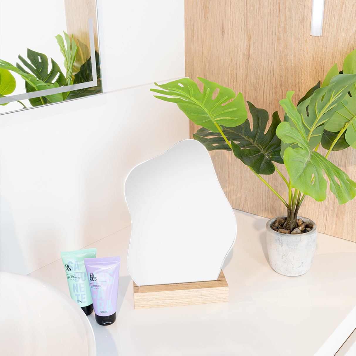 Espejo April 25x18cm Asimétrico Con Base En Madera - Espejos Decorativos | Bylmo