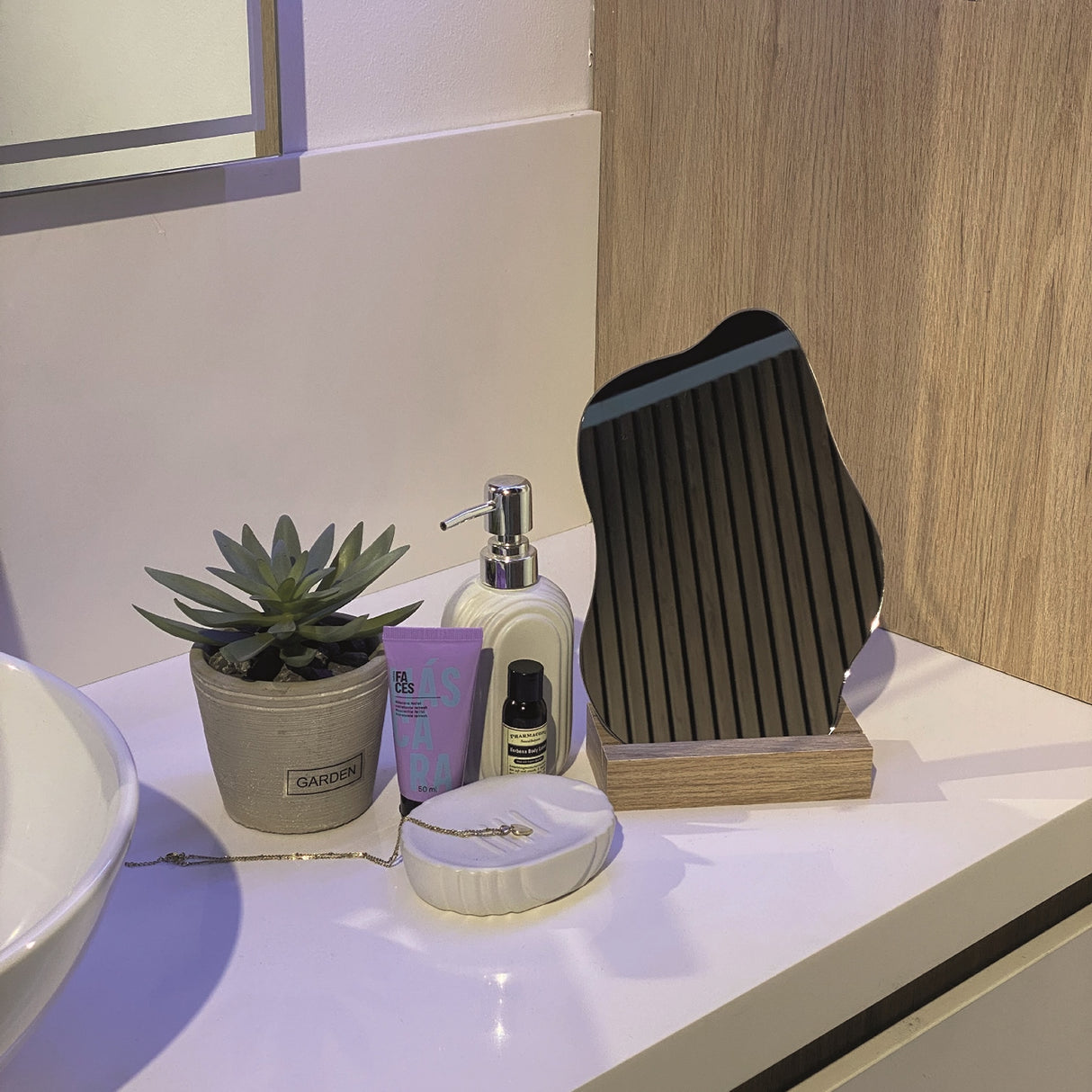 Espejo April 25x18cm Asimétrico Con Base En Madera - Espejos Decorativos | Bylmo