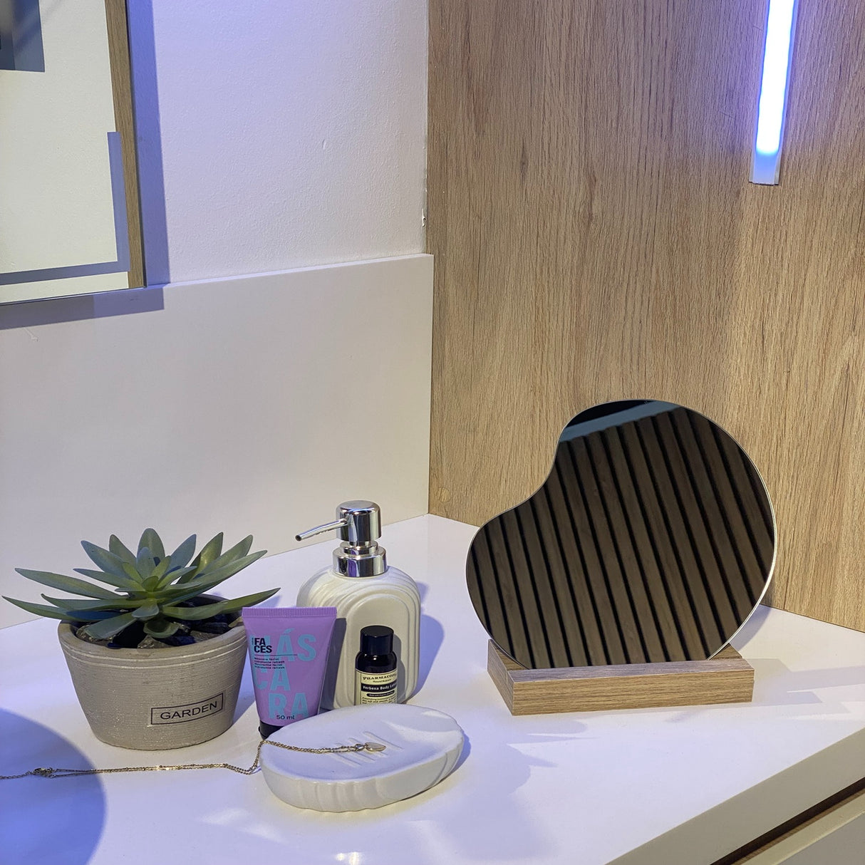 Espejo Bean 25x21cm Asimétrico Con Base En Madera - Espejos Decorativos | Bylmo