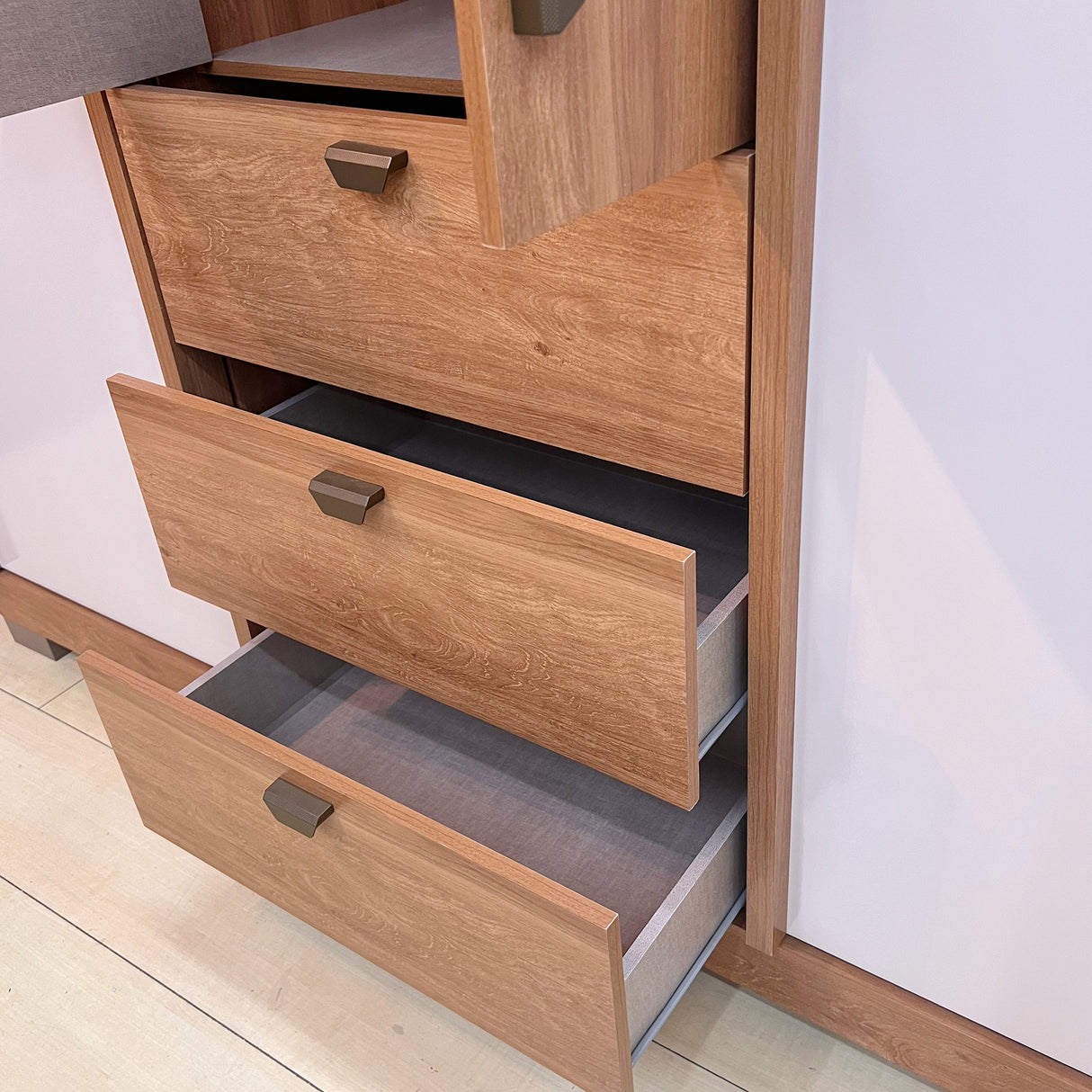 Closet Munari Freijo 180x200cm Con Tres Cajones Y Cuatro Entrepaños - Closets | Bylmo