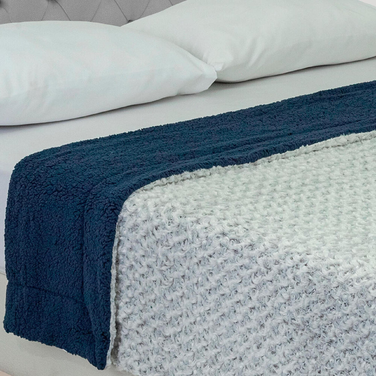 Cobija Doble Faz Ovejero Twist Gris y Azul 180x200cm Fondo Entero - Cobijas y Mantas | Bylmo