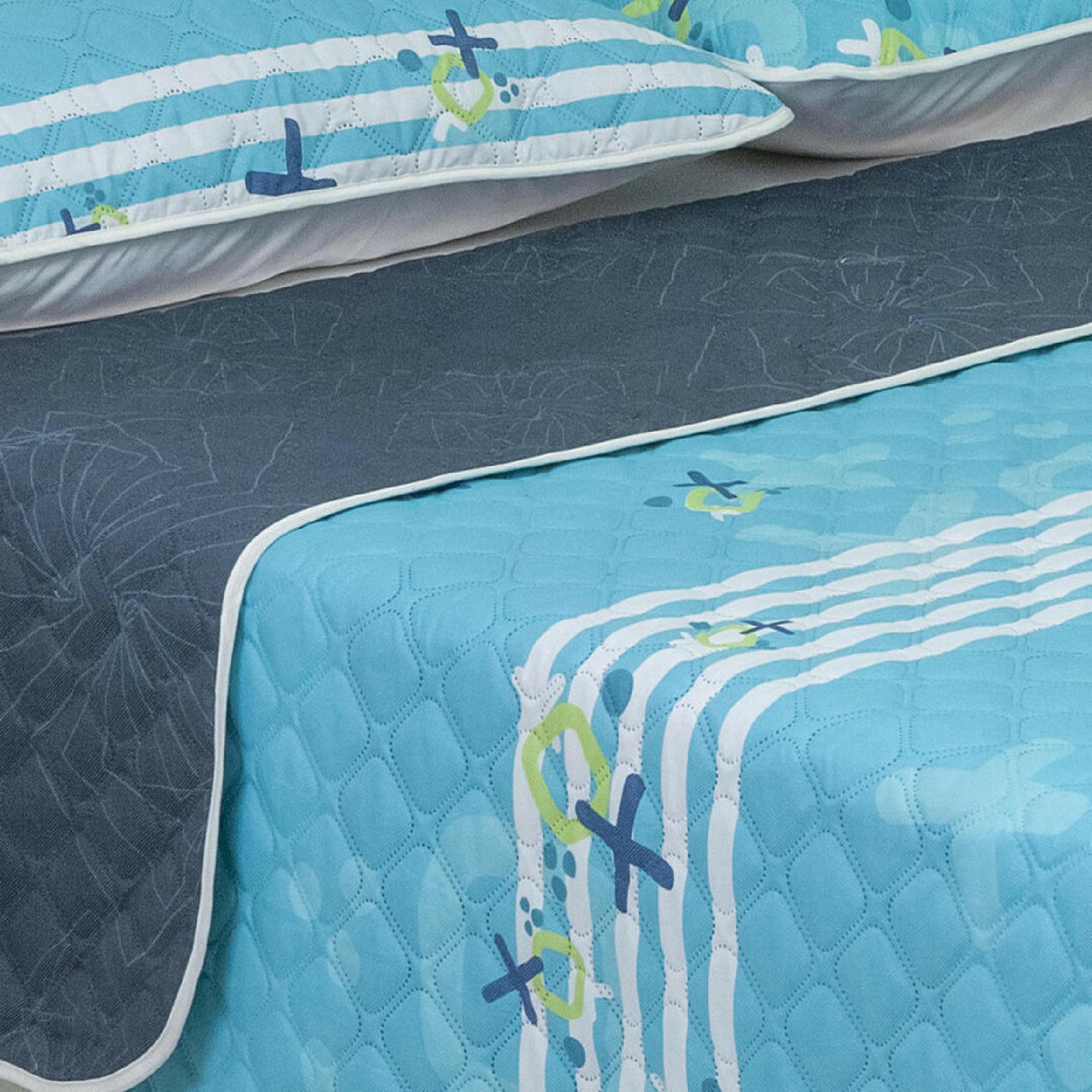 Cubrelecho Doble Faz Convex Azul Celeste Para Cama King 200 X 200 Cm de Signos - Tendidos y Cubrelechos | Bylmo