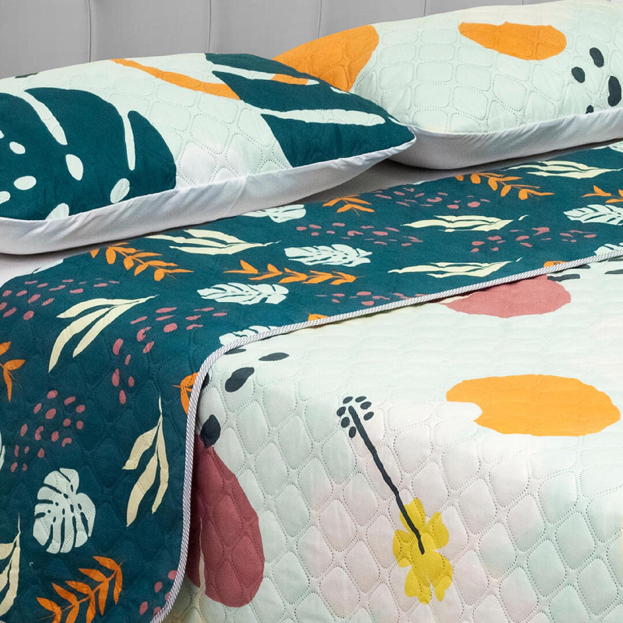 Cubrelecho Doble Faz Style Verde Militar y Menta Para Cama Doble 140 X 190 Cm de Hojas Con Círculos - Tendidos y Cubrelechos | Bylmo