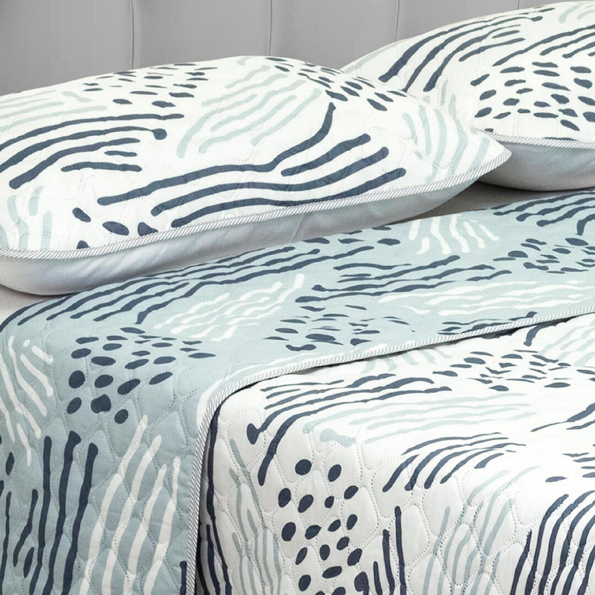 Cubrelecho Doble Faz Style Blanco Para Cama Doble 140 X 190 Cm de Líneas Y Puntos - Tendidos y Cubrelechos | Bylmo