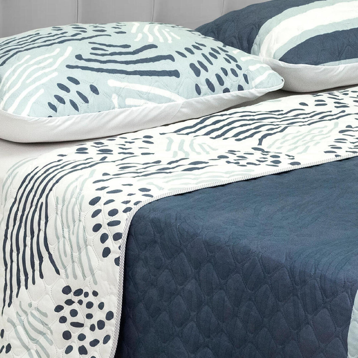 Cubrelecho Doble Faz Style Blanco Para Cama Doble 140 X 190 Cm de Líneas Y Puntos - Tendidos y Cubrelechos | Bylmo