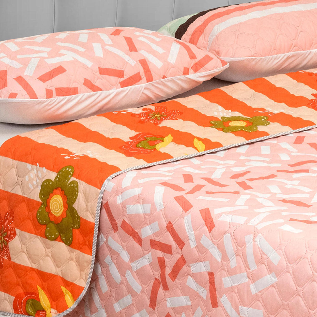 Cubrelecho Doble Faz Convex Coral y Beige Para Cama Doble 140 X 190 Cm de Flores - Tendidos y Cubrelechos | Bylmo