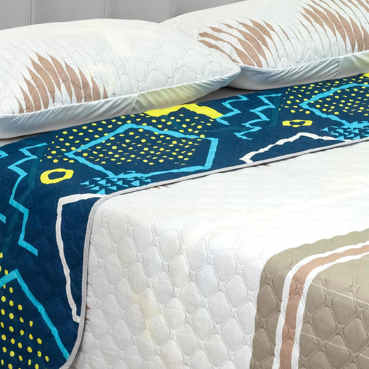 Cubrelecho Doble Faz Convex Azul Para Cama Doble 140 X 190 Cm de Símbolos Geométricos - Tendidos y Cubrelechos | Bylmo