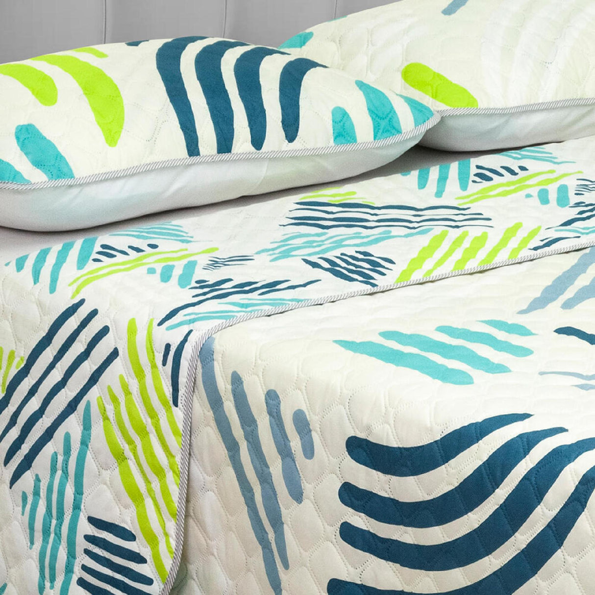 Cubrelecho Doble Faz Style Blanco y Verde Limón Para Cama Queen 160 X 190 Cm de Líneas Entrelazadas - Tendidos y Cubrelechos | Bylmo