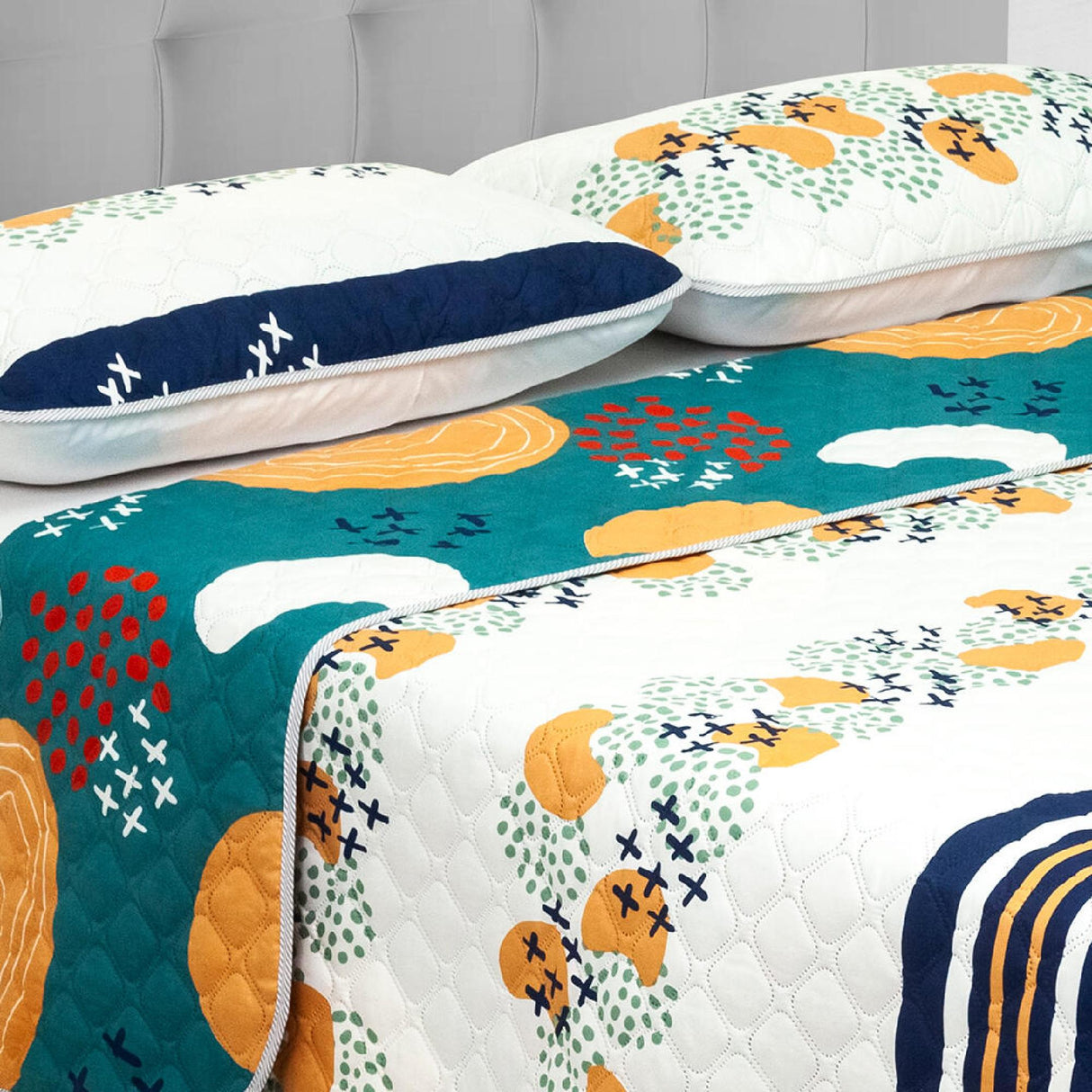 Cubrelecho Doble Faz Style Verde Militar y Blanco Para Cama Queen 160 X 190 Cm de Células - Tendidos y Cubrelechos | Bylmo