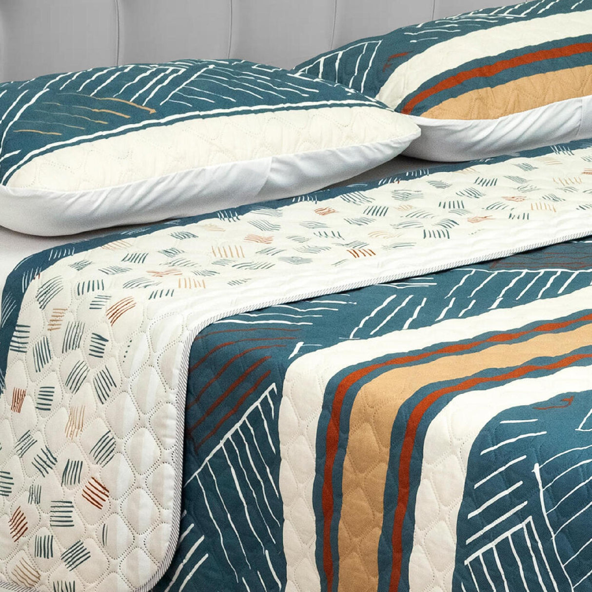 Cubrelecho Doble Faz Style Azul y Blanco Crema Para Cama Queen 160 X 190 Cm de Líneas Entrelazadas - Tendidos y Cubrelechos | Bylmo