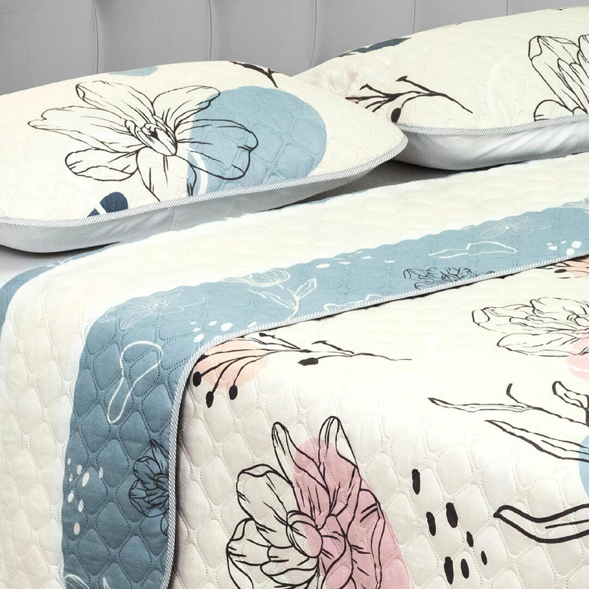 Cubrelecho Doble Faz Style Azul Celeste Para Cama Doble 140 X 190 Cm de Flores - Tendidos y Cubrelechos | Bylmo