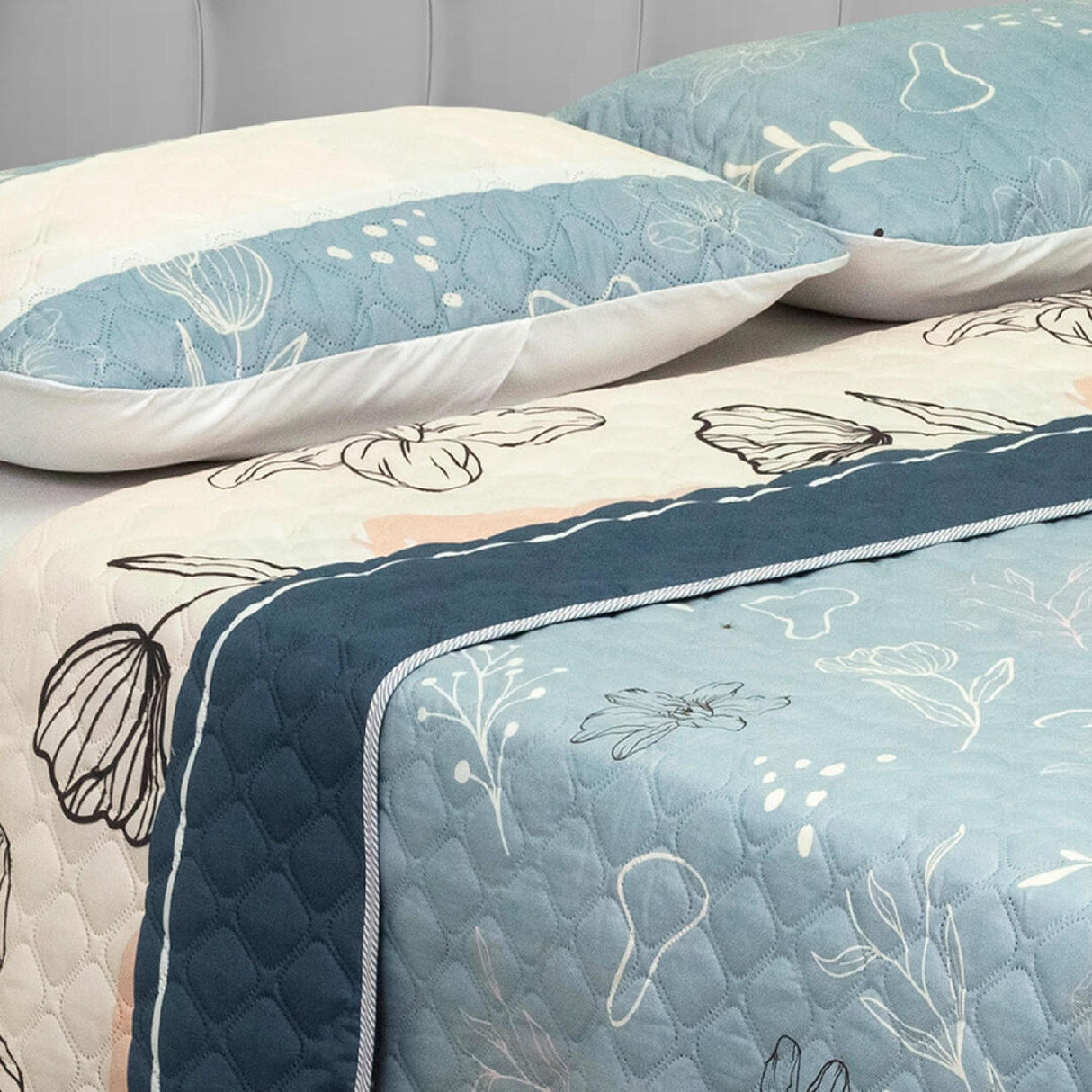 Cubrelecho Doble Faz Style Azul Celeste Para Cama Doble 140 X 190 Cm de Flores - Tendidos y Cubrelechos | Bylmo