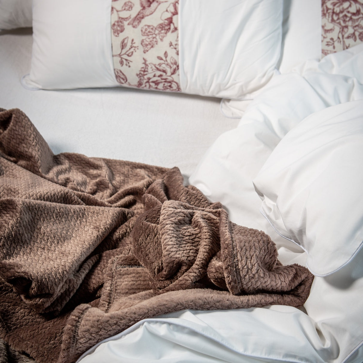 Cobija Térmica Flannel Velvet Cafe 260x230cm Fondo Entero Ultrasuave - COBIJAS Y MANTAS | Bylmo