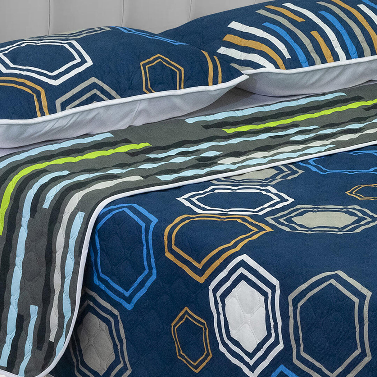 Cubrelecho Termosellado Azul Oscuro 140x190cm Doble Faz de Hexagonos - TENDIDOS Y CUBRELECHOS | Bylmo