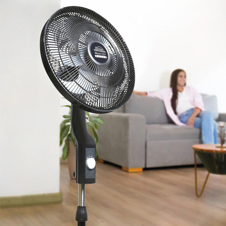 Ventilador de Piso MaxiFlow Elite Negro 48.5x140cm de Tres Velocidades con Oscilación - VENTILADORES | Bylmo