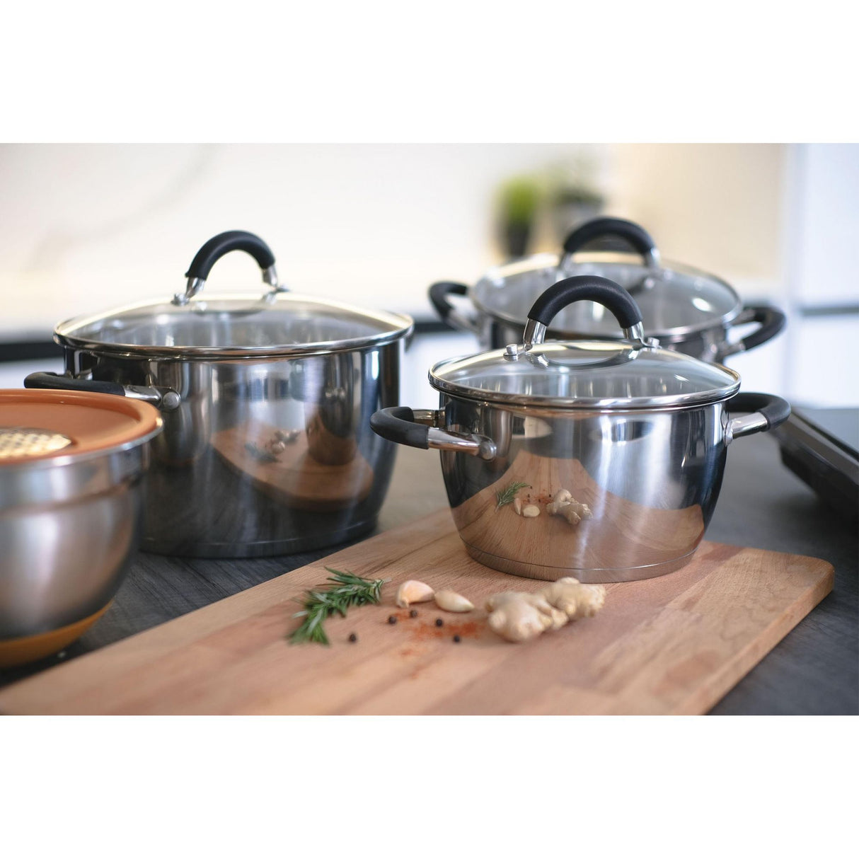 Set x 3 Ollas Plateado y Negro 19.5x17.5cm De 5.3 Litros Apta para Inducción con Mango de Silicona - OLLAS Y SARTENES | Bylmo