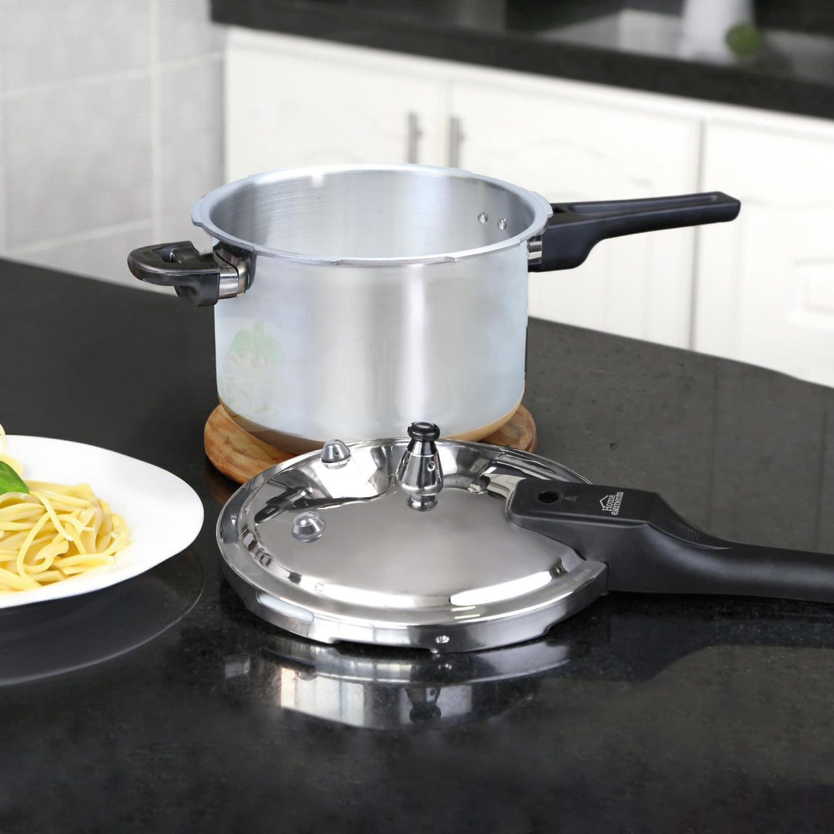 Olla de Presión Plateado y Negro 29.2x25.2cm De 9 Litros Apta para Inducción con Mango de Baquelita - OLLAS Y SARTENES | Bylmo