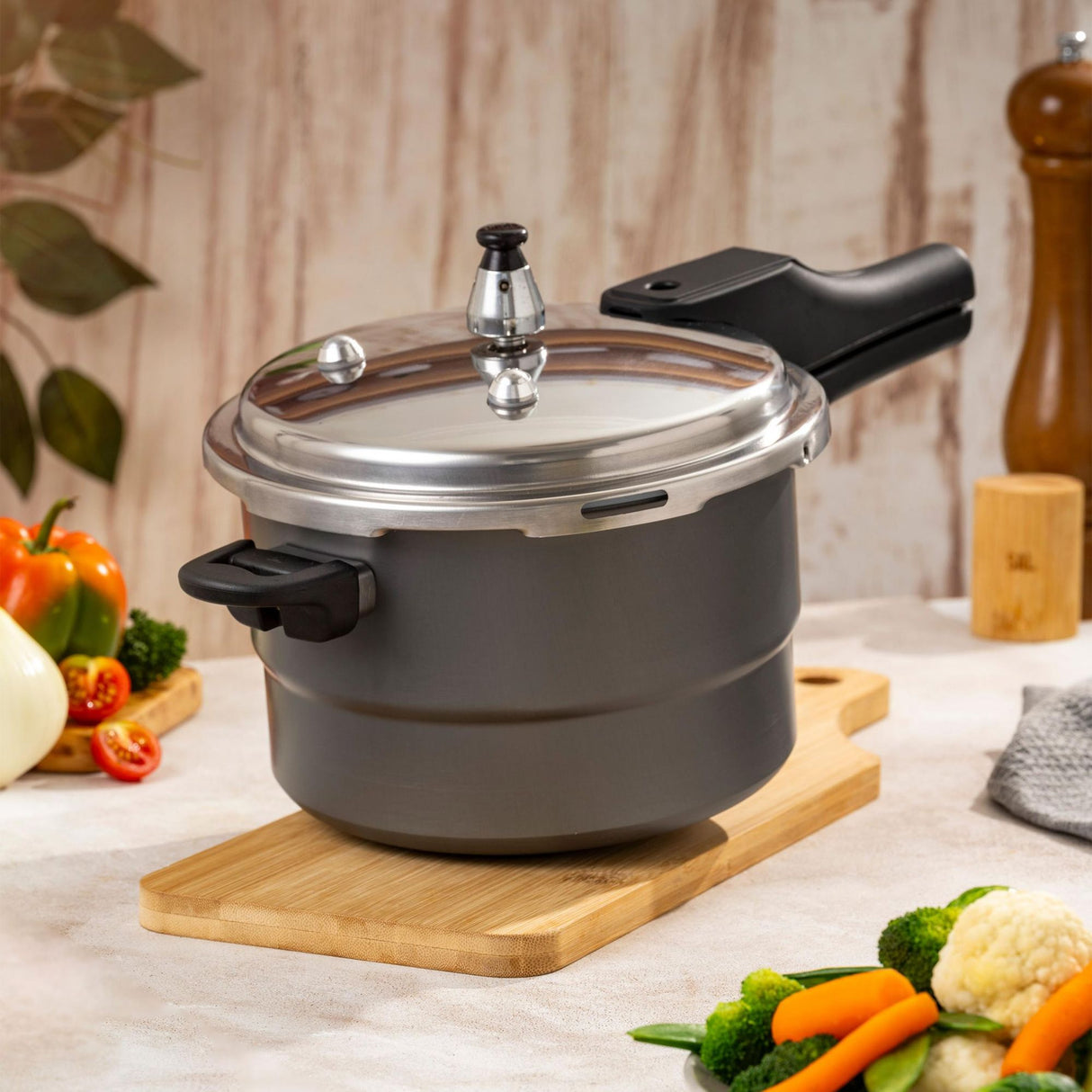 Olla de Presión Gris y Negro 22.5x19.5cm De 5.6 Litros Apta para Inducción con Mango de Baquelita - OLLAS Y SARTENES | Bylmo