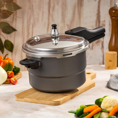 Olla de Presión Gris y Negro 22.5x19.5cm De 5.6 Litros Apta para Inducción con Mango de Baquelita - OLLAS Y SARTENES | Bylmo