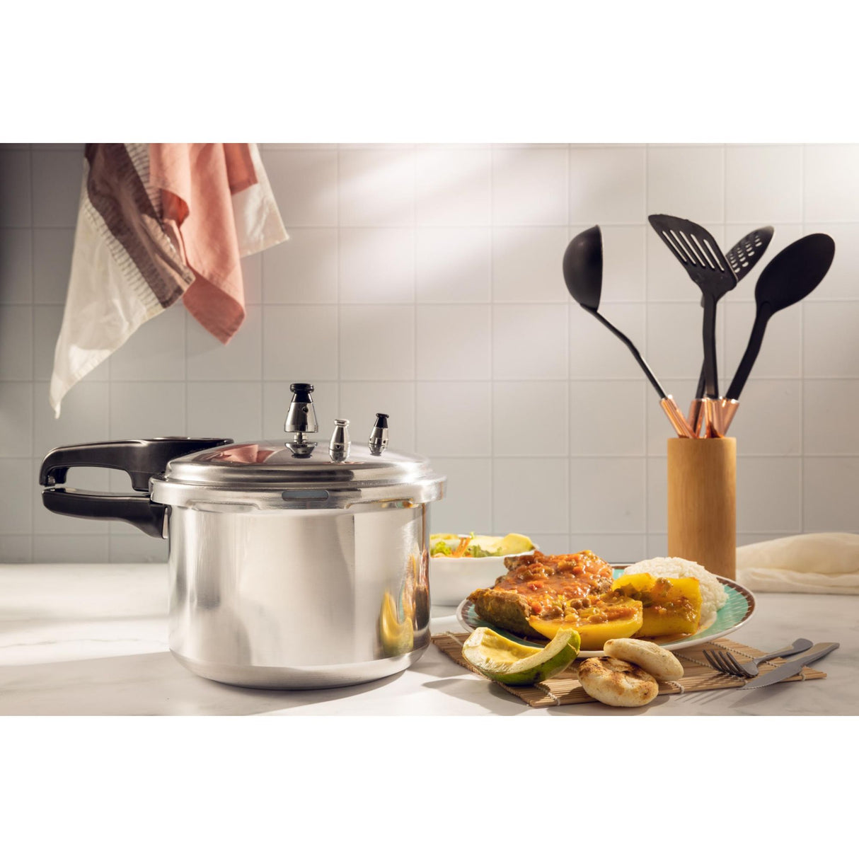 Olla de Presión Plateado y Negro 32.5x25.5cm De 11 Litros Apta para Inducción con Mango de Baquelita - OLLAS Y SARTENES | Bylmo