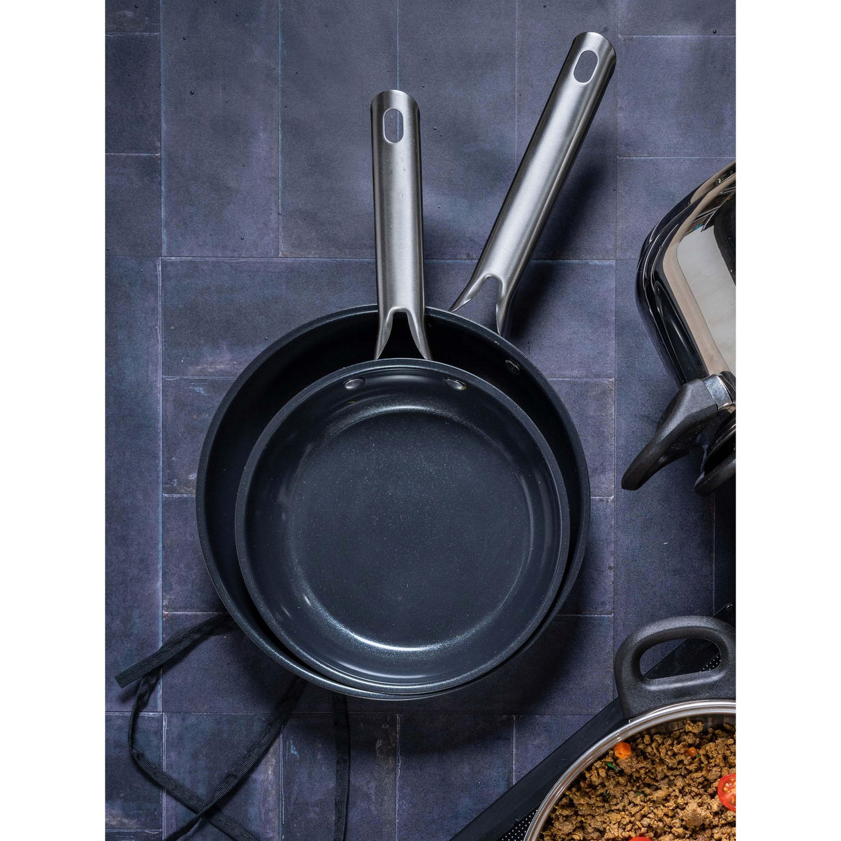 Sarten Plateado y Negro 27.3x5.5cm De 0.7 Litros Apta para Inducción con Mango de Acero Inoxidable - OLLAS Y SARTENES | Bylmo