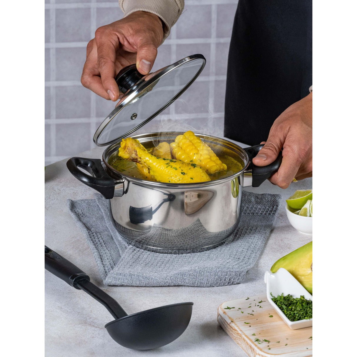 Batería de Cocina Siete Piezas Plateado y Negro 17.5x10cm De 5.2 Litros Apta para Inducción con Mango de Acero Inoxidable - OLLAS Y SARTENES | Bylmo