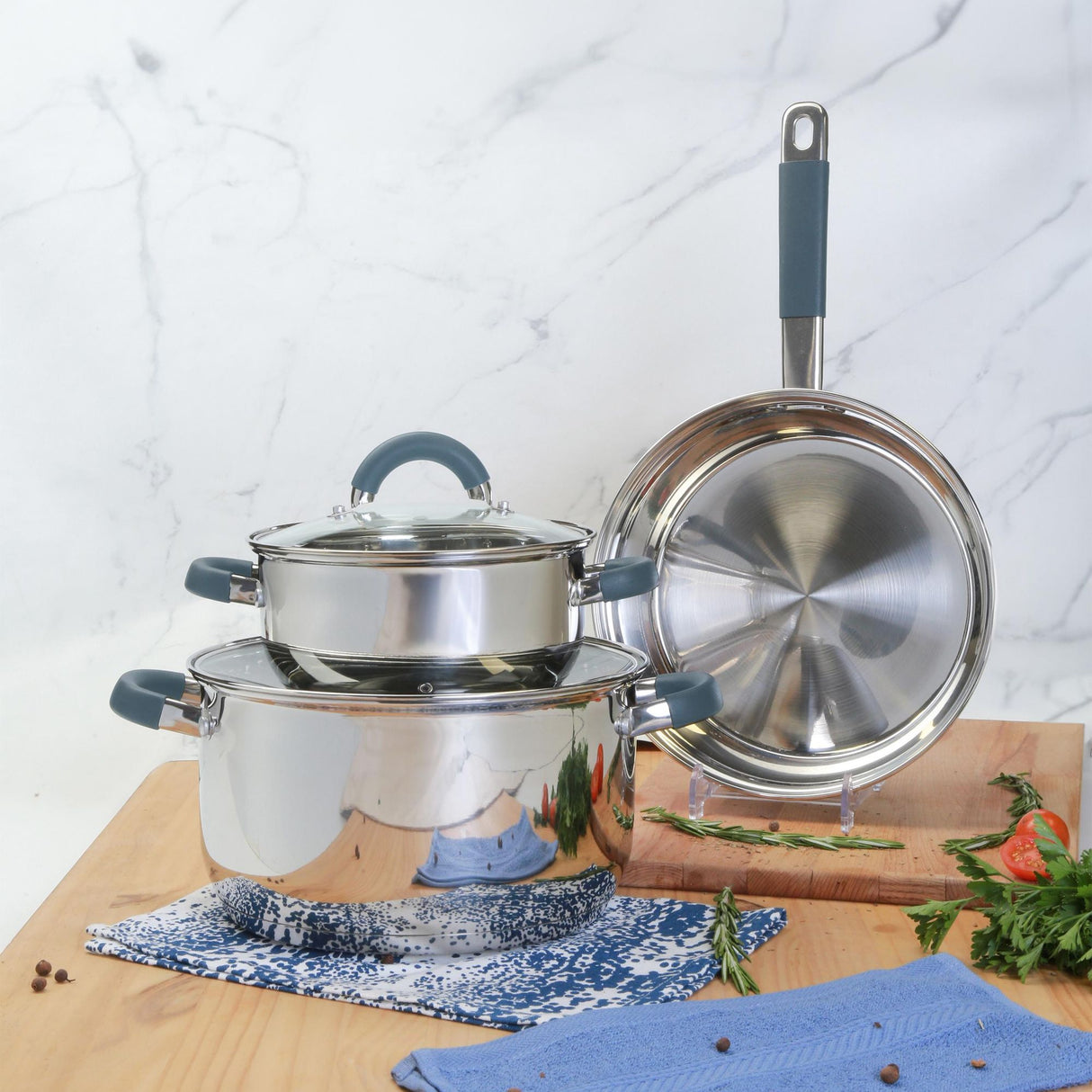 Batería de Cocina Cinco Piezas Plateado y Azul 24x6.2cm De 3.5 Litros Apta para Inducción con Mango de Silicona - OLLAS Y SARTENES | Bylmo