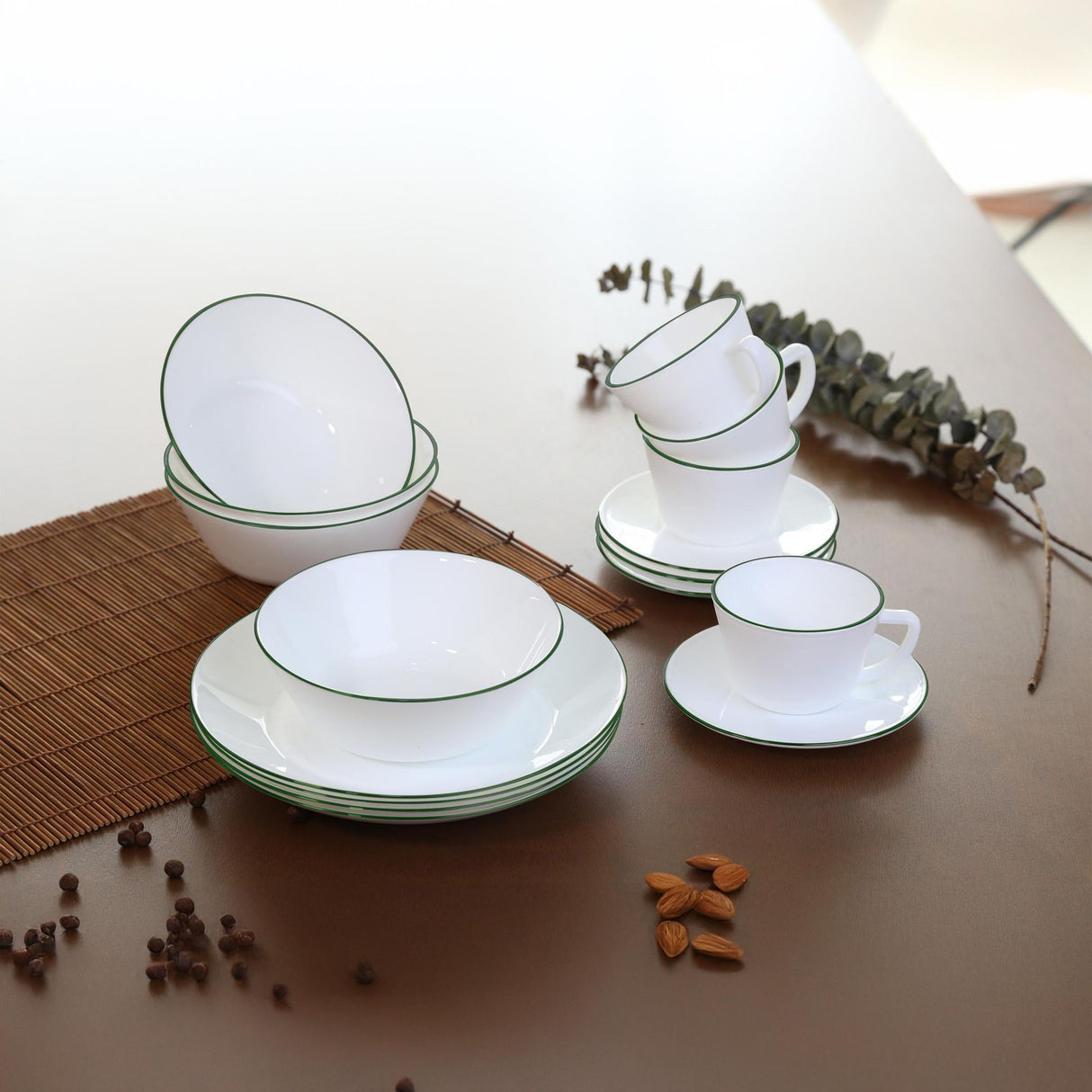 Juego de Vajillas de 16 Piezas Vitrocerámica Blanco y Verde 24x2.5cm para Cuatro Puestos con Acabado Brillante - VAJILLA | Bylmo